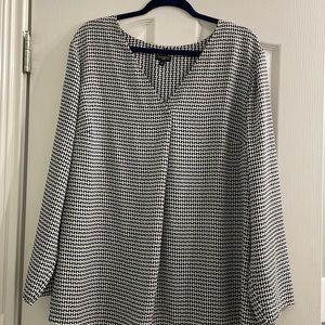 Talbots 2x women’s blouse. Long sleeve. Black and white pattern. V neck.
